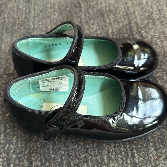 Papillon Black Patent Leather Maryjane’s w/ adjustable snap strap 24 Euro/8 US - Picture 2 of 4